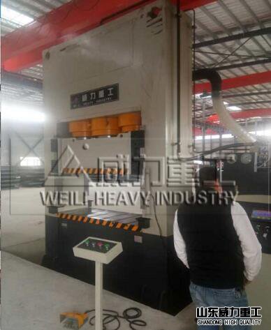 800噸框架式液壓機(jī)客戶現(xiàn)場