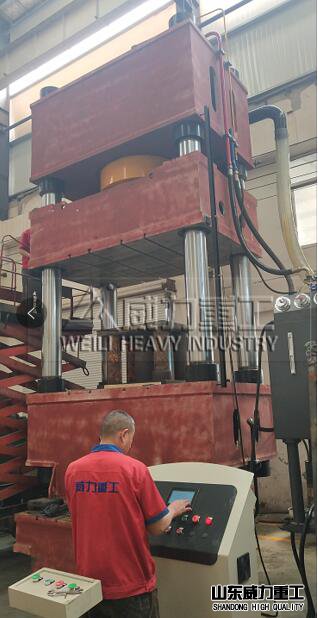 800噸液壓機車間