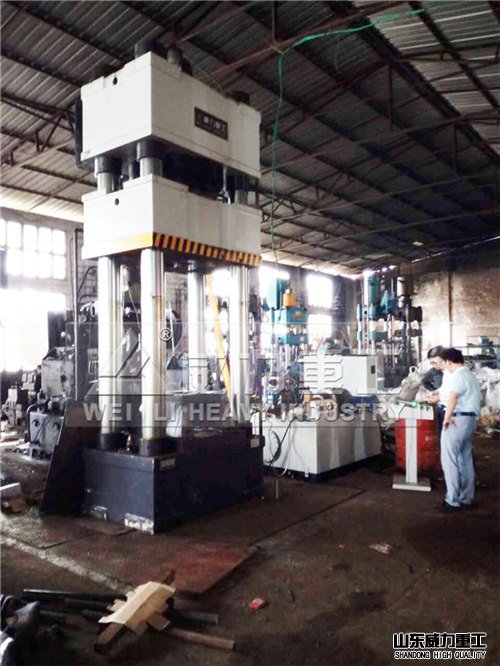 1000噸三梁四柱液壓機(jī)客戶現(xiàn)場(chǎng)