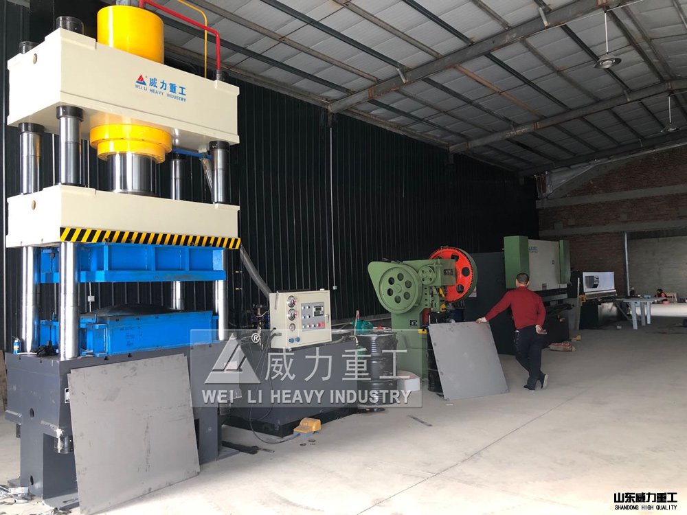 山東威力重工提供不銹鋼水箱生產線