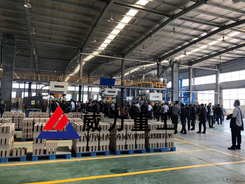 耐火材料液壓機生產現場