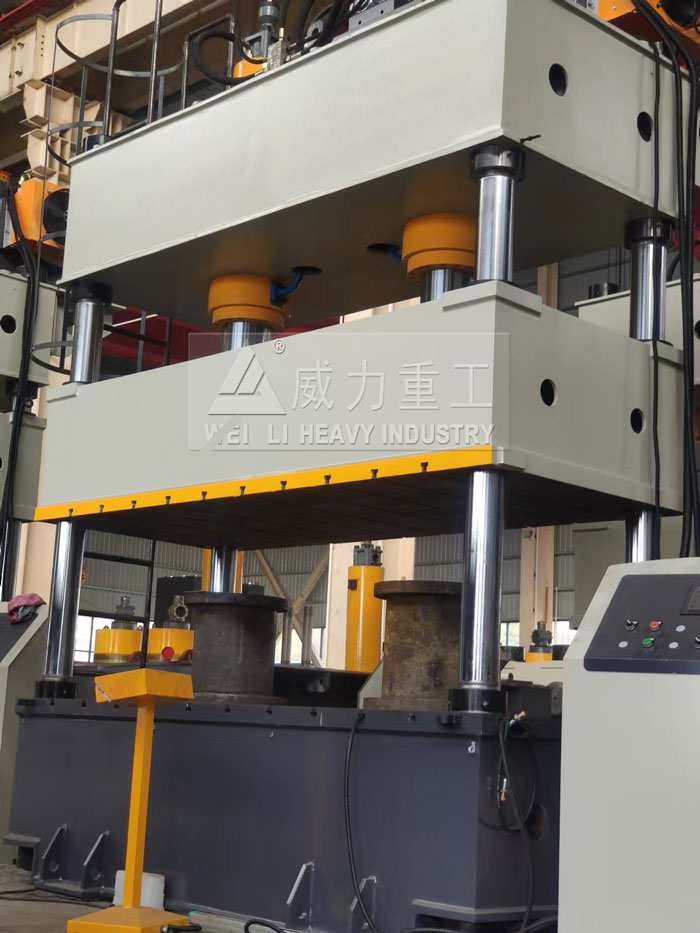 山東威力重工四柱液壓機細節展示